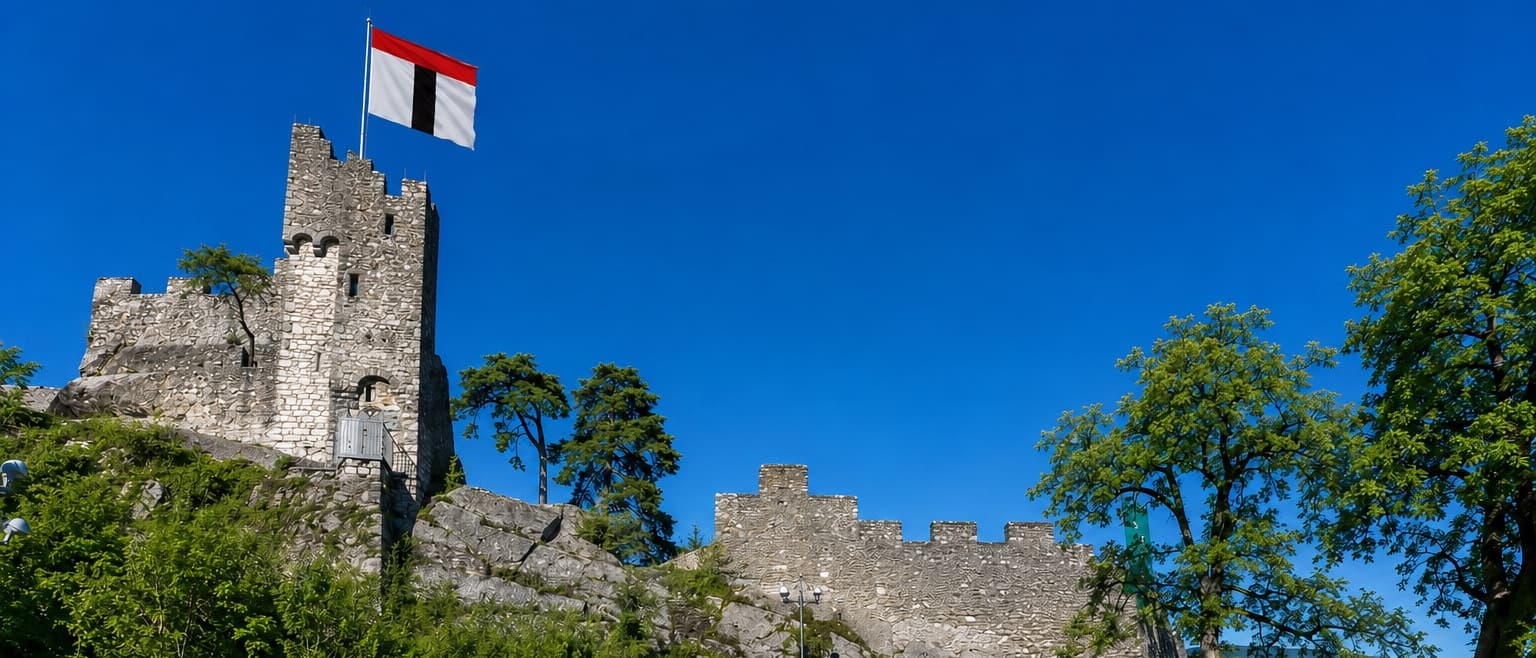 Ruine Stein hoch über Baden mit der Stadtfahne
