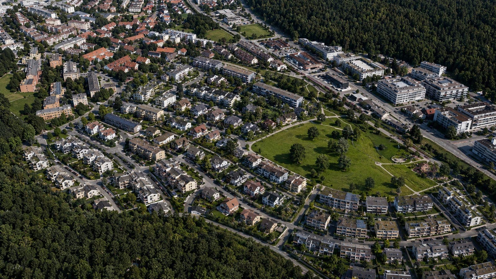 Visualisierung einer realistischen, verdichteten Überbauung am Galgenbuck in Dättwil mit Mehrfamilienhäusern und zentralem Quartierpark