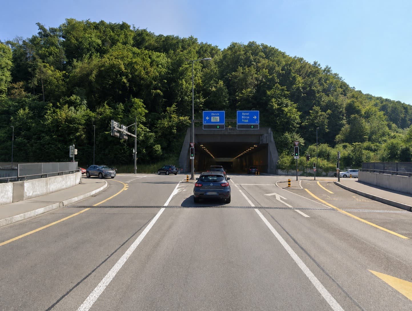 Visualisierung des möglichen «Martinsbergtunnels» an der Siggenthaler Brücke bei Baden, mit Wegweisern Richtung Zürich und Basel